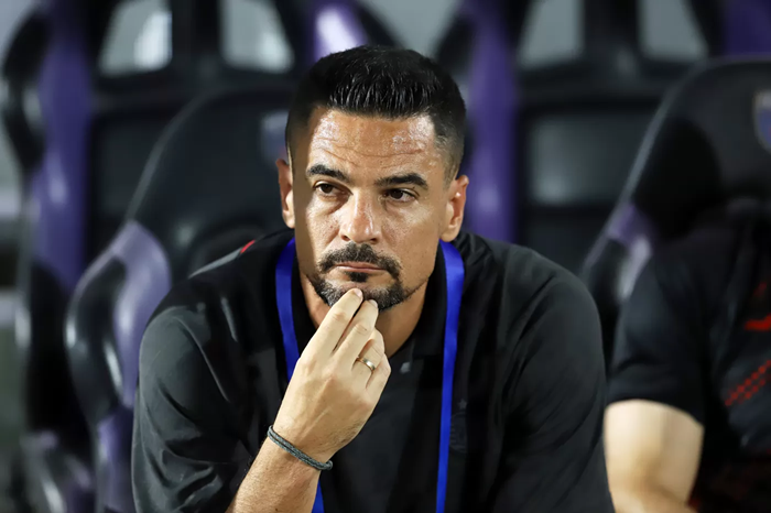 Carlos Pena, pelatih Persita Tangerang yang sekaligus rilis skuad 2025 dengan kombinasi pemain asing mahal dan talenta muda.