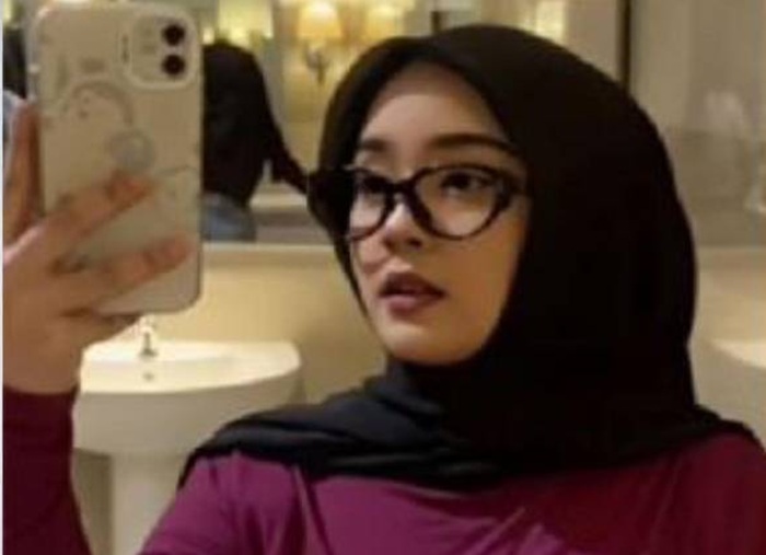Nama Izza kembali jadi sorotan usai video viral yang disebut Izza Blunder dibandingkan dengan kasus Bu Guru Salsa.