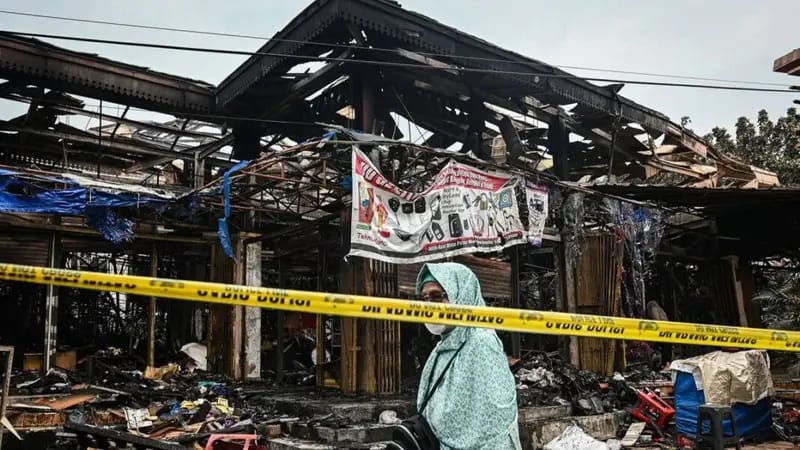 Korsleting listrik diduga jadi penyebab kebakaran Pasar Taman Puring yang membakar habis ratusan kios dan rugikan pedagang.