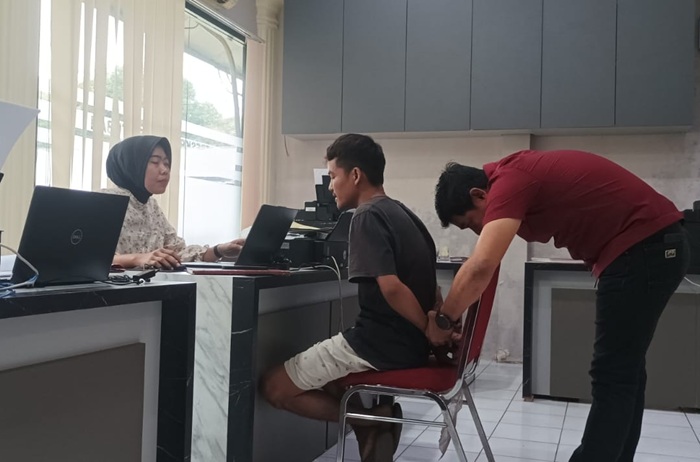 E, 27 tahun, harus berurusan dengan polisi setelah melakukan pelecehan pada gadis 17 tahun di wilayah Panyuran.