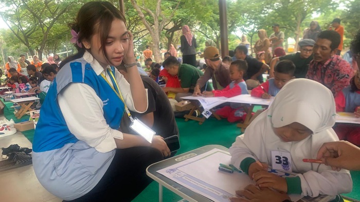 Panitia lomba memberikan arahan kepada peserta lomba menggambar di Tuban Abipraya, Rabu (30/7).