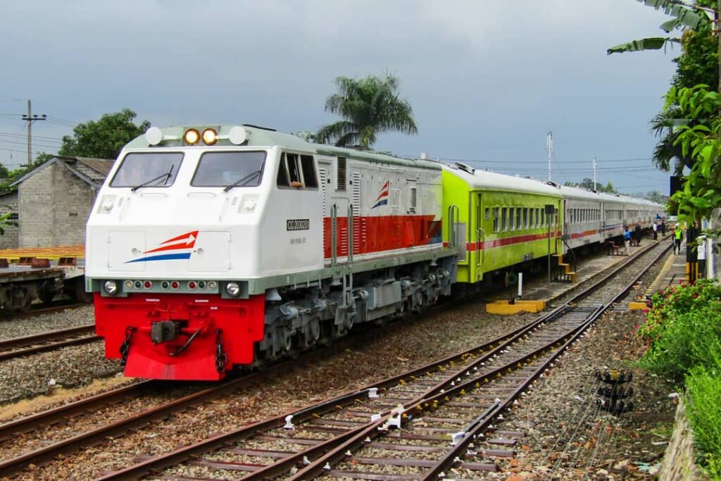 Mau hemat transportasi keliling Jawa Timur, KA Penataran punya rute legendaris dan tarif dari Rp 10 ribu saja.