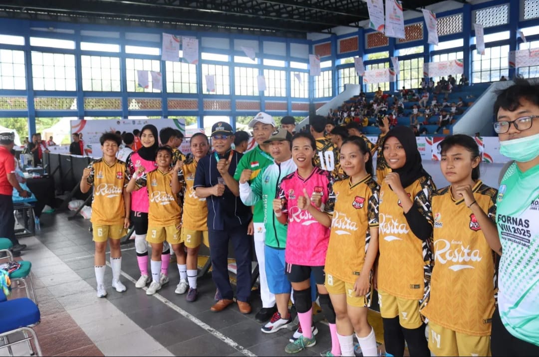 Ketua Kormi Jatim, Cak Hud bersama para atlet yang sedang berjuang di Fornas NTB 2025.