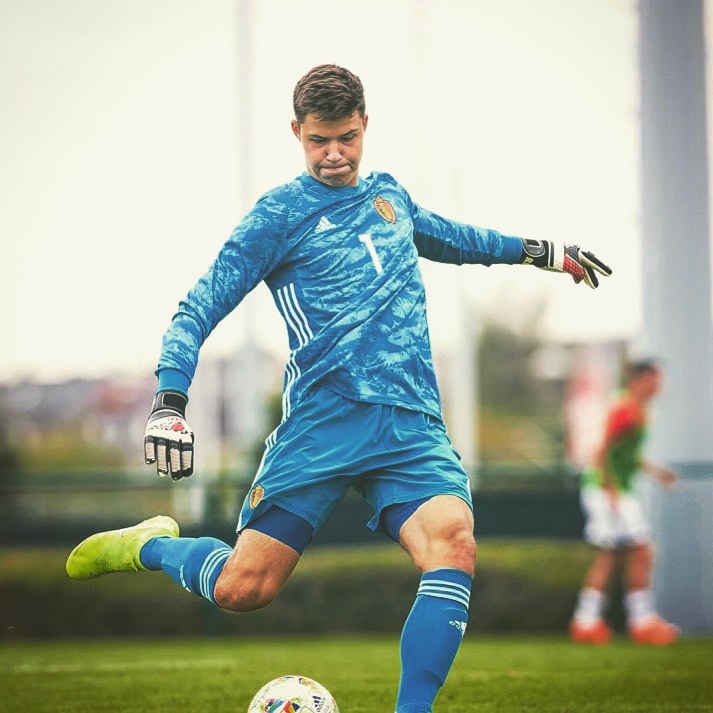 Manchester United Incar Kiper Muda Senne Lammens