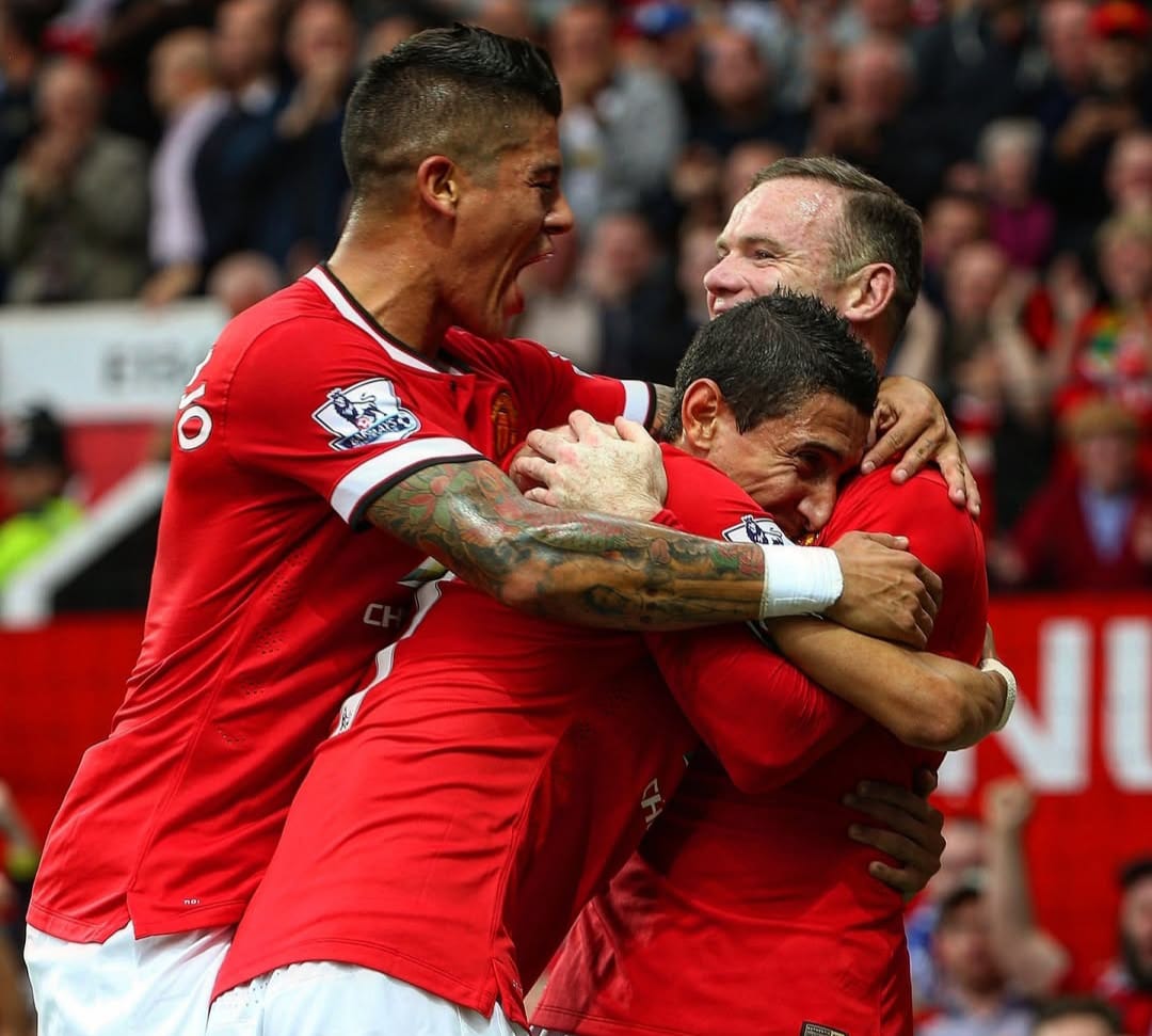 Marcos Rojo, Wayne Rooney, dan Angel Di Maria saat merayakan kesuksesan MU kala itu