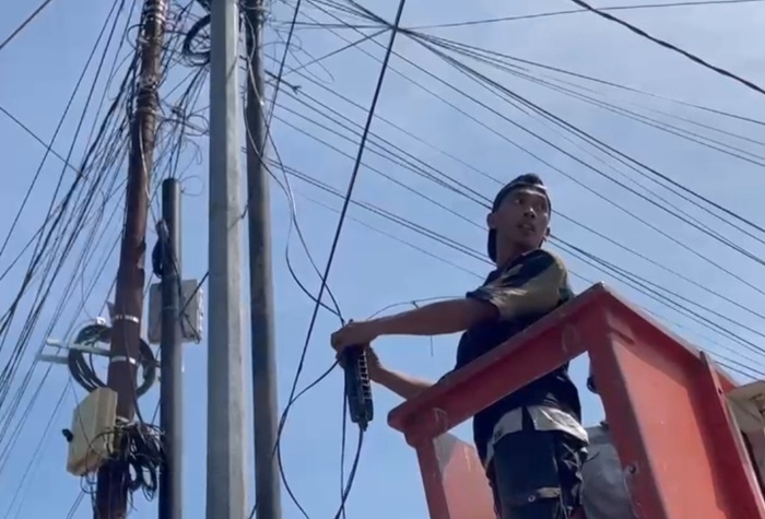 Salah satu kabel ilegal di PJU wilayah Desa Laju Kidul, Kecamatan Singgahan diturunkan pemiliknya, kemarin (31/7).