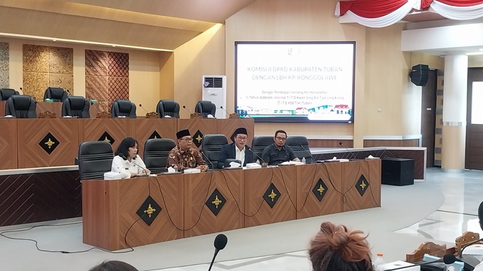 Ketua Komisi II DPRD Tuban Fahmi Fikroni ketika memimpin hearing di ruang rapat paripurna Rabu (30/7) lalu.