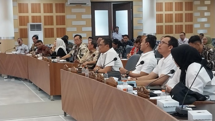 Dua kubu yang bertikai ketika mengikuti hearing dengan Komisi II DPRD Tuban, Rabu (30/7).