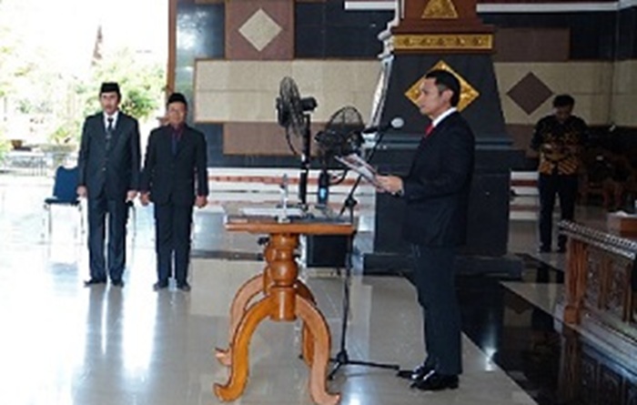 Dalam pelantikan pejabat di Pendapa Tuban, Bupati Mas Lindra tekankan inovasi, kemandirian fiskal, dan kerja nyata demi pembangunan daerah.