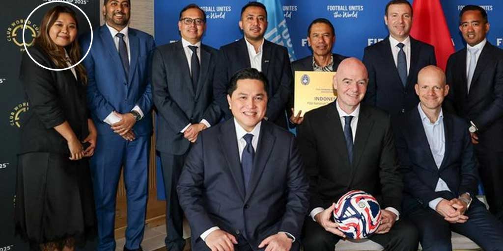 Ayu Rahimainita (paling kiri atas) menjadi staf tetap di kantor FIFA di Prancis.