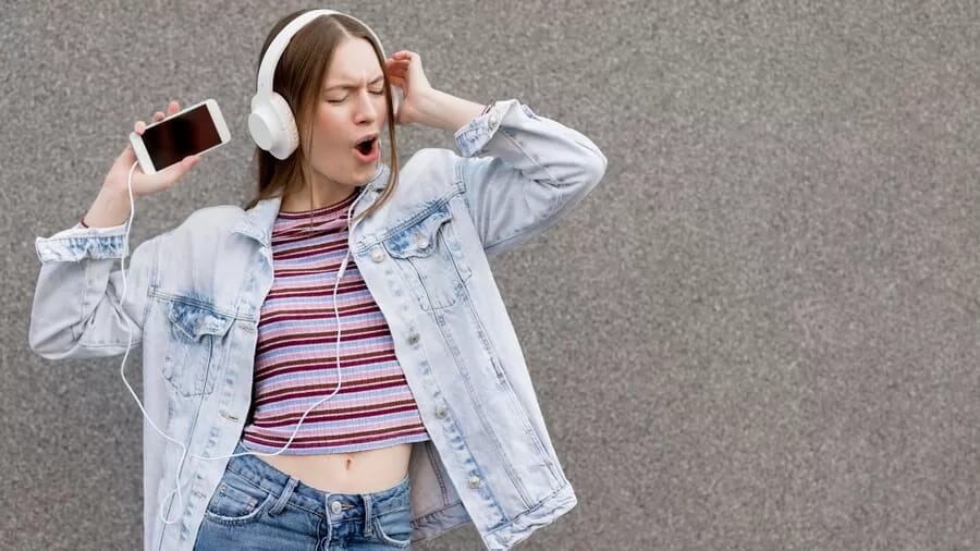 Tren Anak muda menggunakan Headphone yang dianggap aneh oleh Generasi Boomers