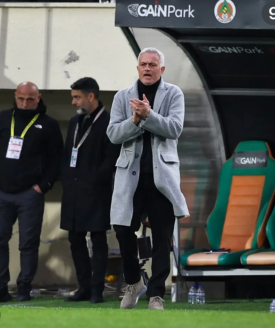 Jose Mourinho jadi pelatih pertama yang menjuarai tiga kompetisi UEFA