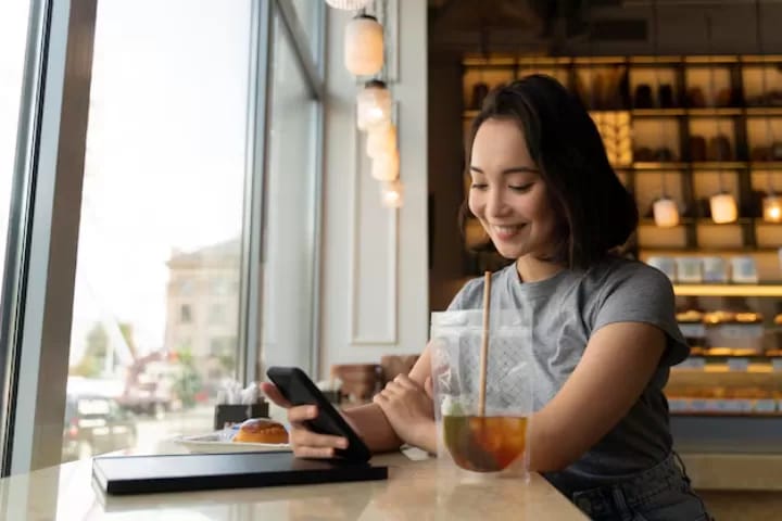 Ilustrasi seseorang tengah mengecek menu makan online, sebelum ke restoran