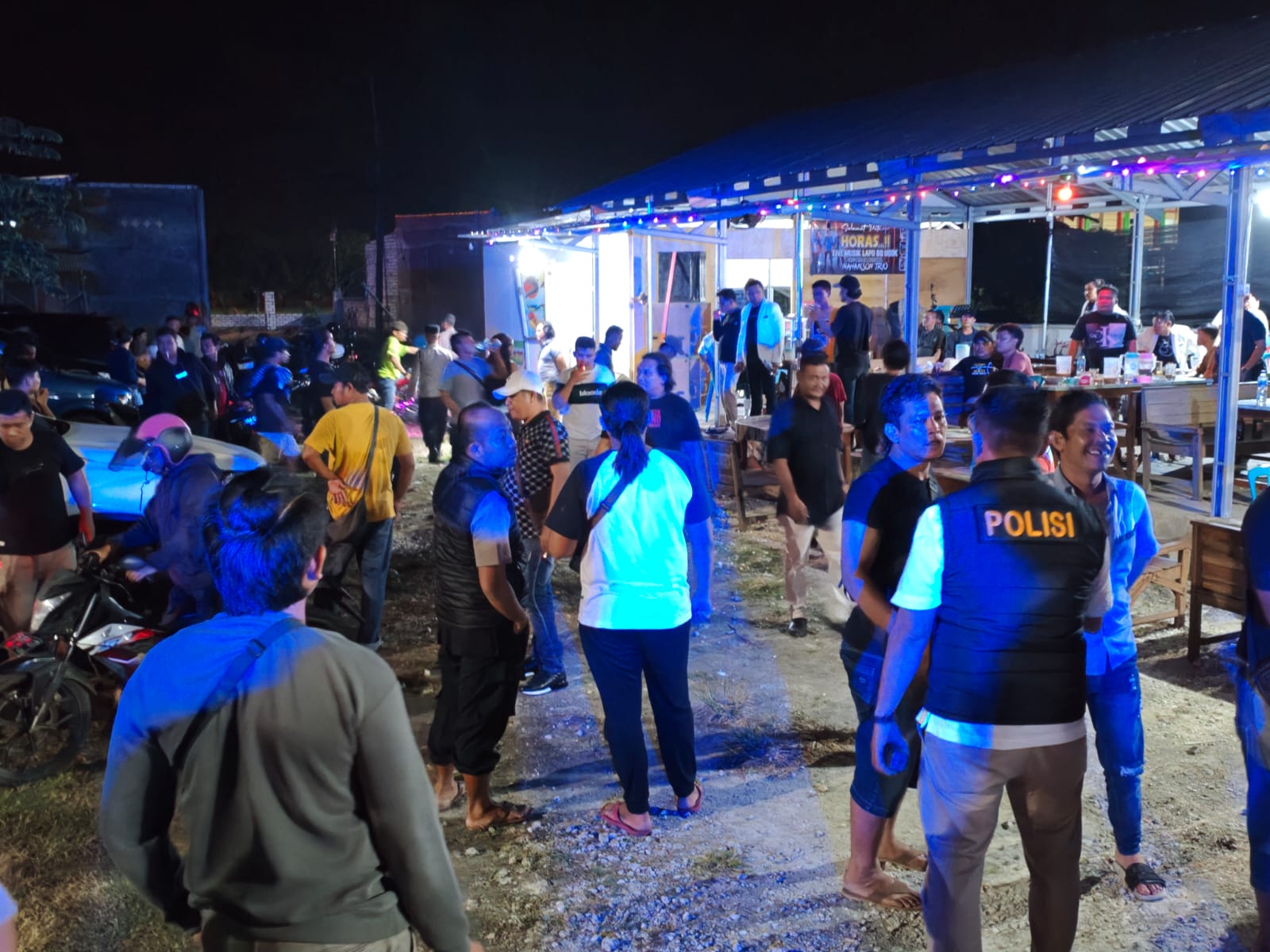 Jatanras Polres Tuban dan Polsek Tuban saat melakukan razia di warung kopi Desa Kembangbilo, Tuban, karena dilaporkan jadi tempat pesta miras dan judi online.