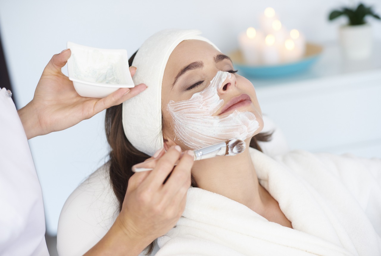 Sering cuci muka tapi kulit malah kering dan kemerahan? Mungkin kamu salah eksfoliasi.