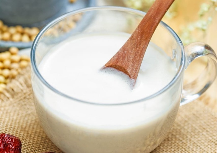 Susu kedelai bukan cuma sehat, tapi juga powerful untuk hormon, tulang, dan metabolisme wanita.