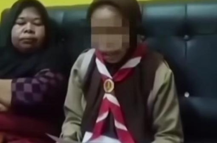 Setelah video tak pantas terhadap guru viral, dua siswi SMKN 1 Gowa harus menghadapi kenyataan pahit: dikeluarkan dari sekolah.