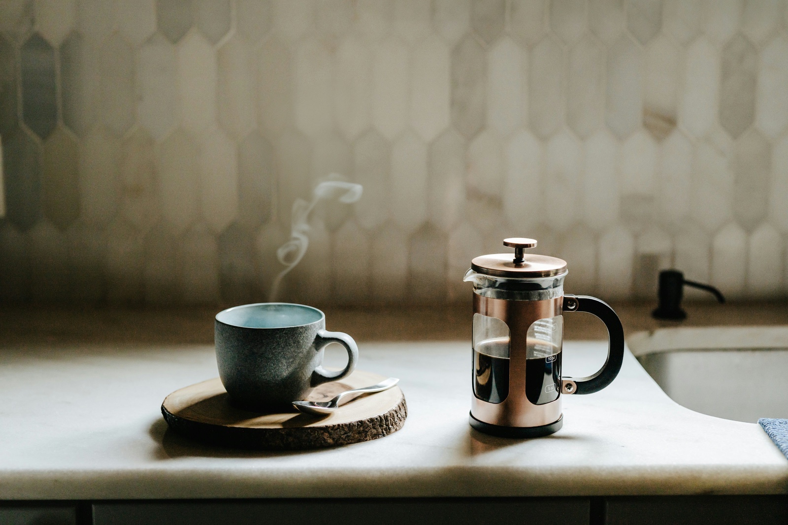 Di balik latte art dan kelopak bunga, kopi dan teh punya filosofi berbeda. Kamu tim energi cepat atau healing pelan-pelan?