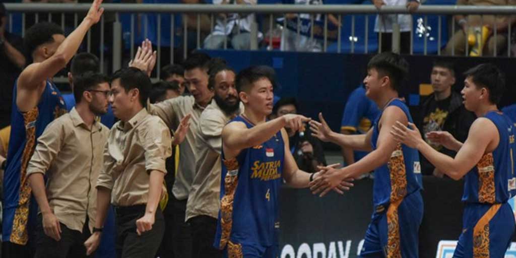 Pebasket Satria Muda Pertamina Jakarta bersama official tim melakukan selebrasi usai menang dari Pelita Jaya Jakarta pada pertandingan pertama semifinal IBL 2025, Kamis (10/7).