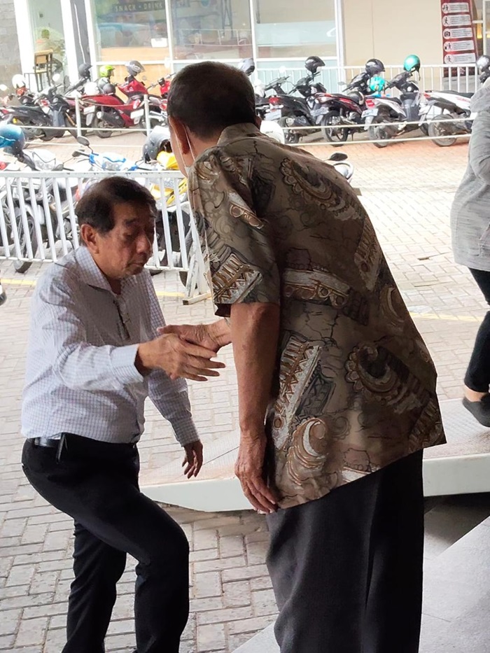 Soedomo Mergonoto (kiri) disambut salah satu tokoh TITD Kwan Sing Bio Tuban saat menghadiri musyawarah umat di Kayu Manis Resto Tuban pada 24 Mei 2025.