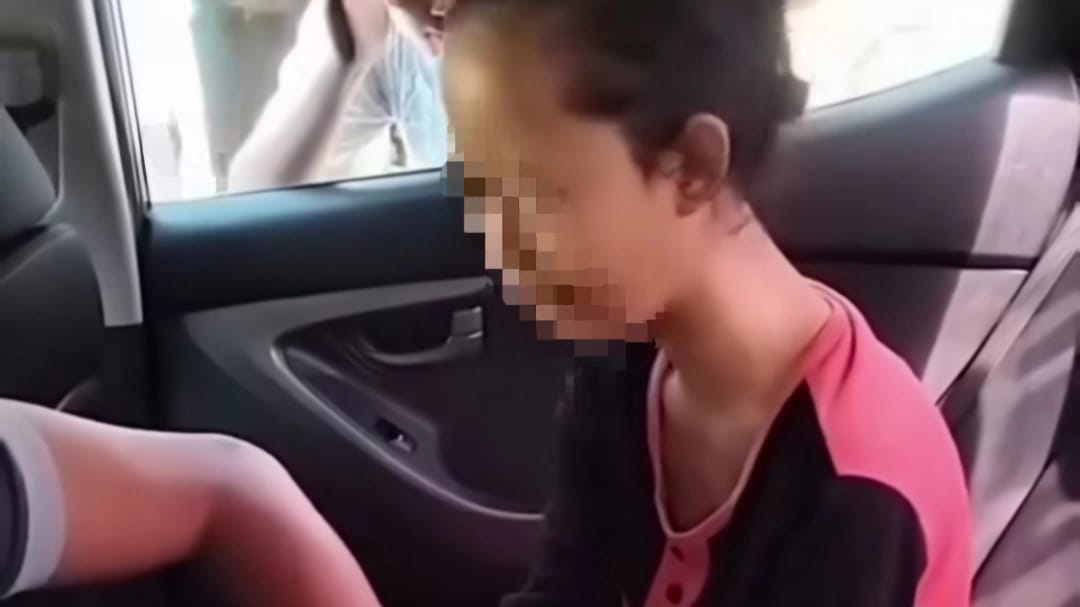 Remaja berinisial NR, 18, diduga membunuh ibunya sendiri saat sedang salat. Pelaku disebut alami gangguan jiwa setelah jadi korban perundungan.