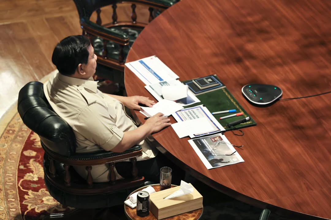 Presiden Prabowo Subianto ketika memimpin rapat