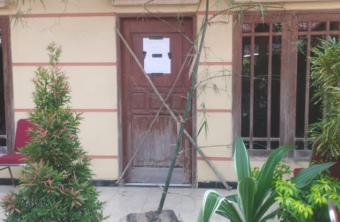 Ruangan kerja Kepala Desa Kepohagung disegel warga setempat, Sabtu (2/8) dan hingga kini masih jadi buronan warga.