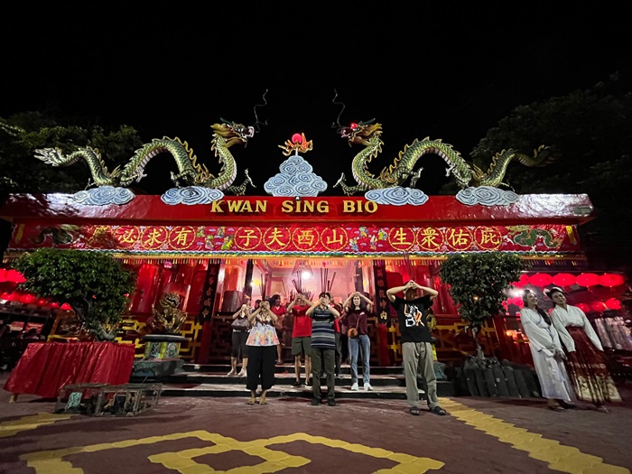Umat Konghucu, Tao, dan Buddha dari berbagai daerah di Indonesia sembahyang di altar TITD Kwan Sing Bio Tuban pada Hari Ulang Tahun (HUT) Yang Mulia Kongco Kwan Sing Tee Koen ke-1865, Jumat (18/7).