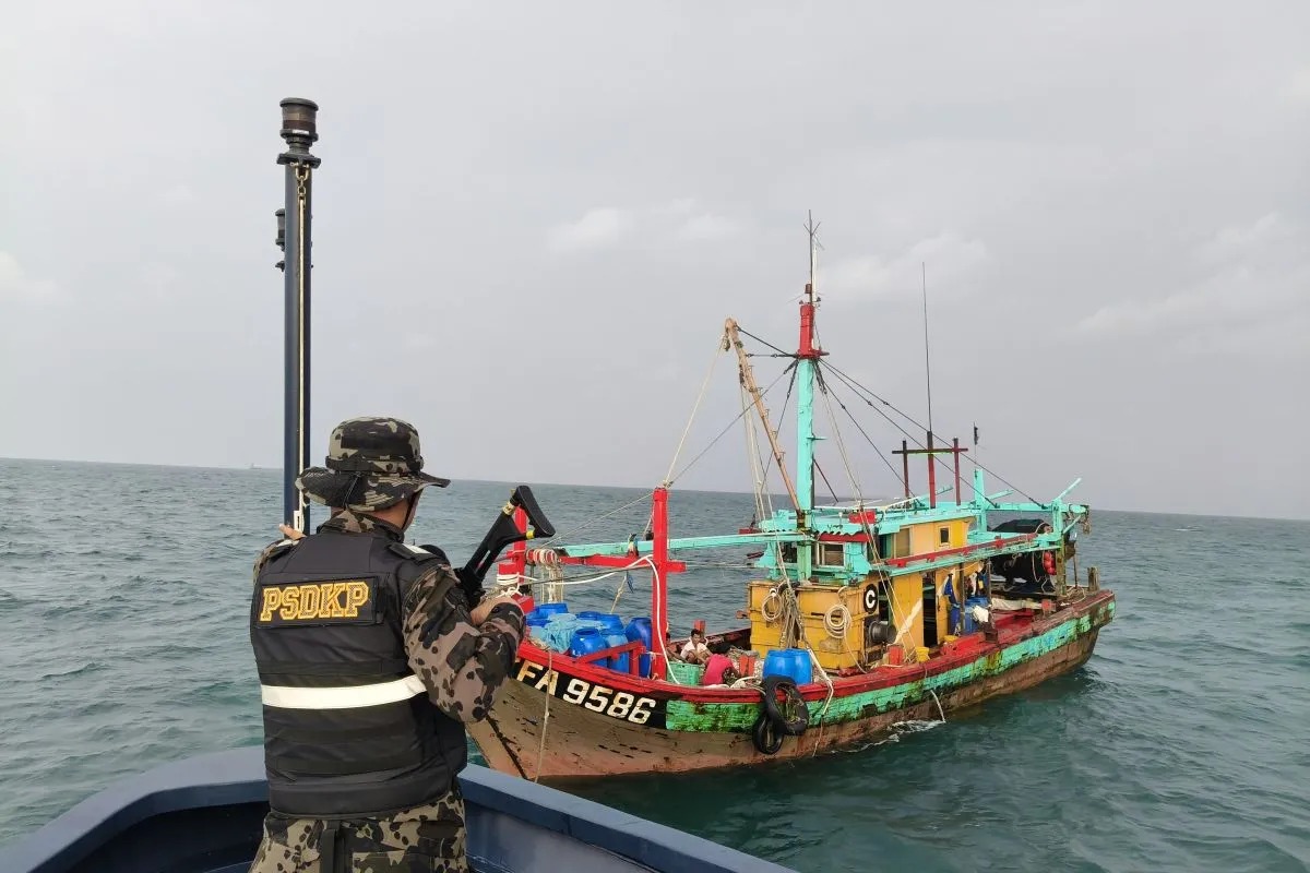 Kapal ikan asing KM. PKFA 9586 diamankan KKP usai tertangkap tangan mencuri ikan di perairan Indonesia tanpa izin.