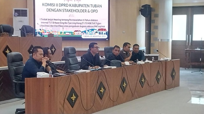Ketua Komisi II DPRD Tuban Fahmi Fikroni memimpin rapat penyelesaian kemelut TITD Kwan Sing Bio Tuban, Selasa (5/8).