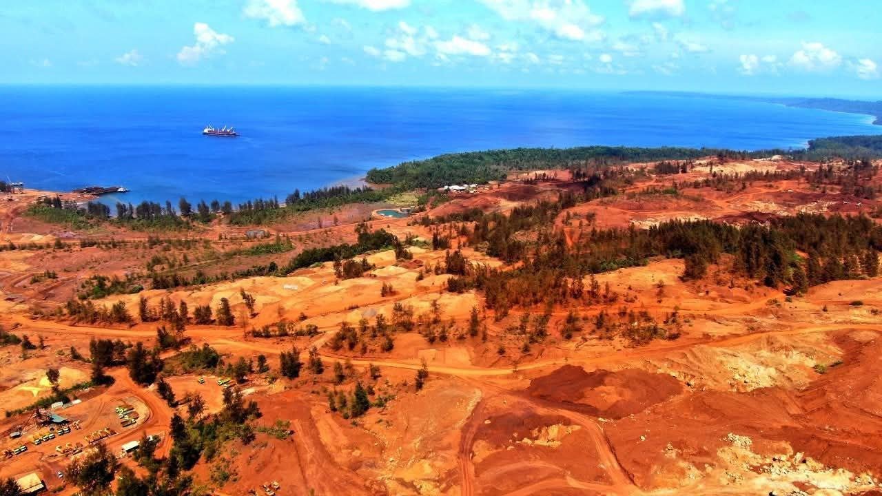 Kontras mencolok antara hijaunya hutan yang tersisa dan area tambang yang gersang menjadi bukti nyata kerusakan ekologi di Pulau Gebe, Maluku Utara.