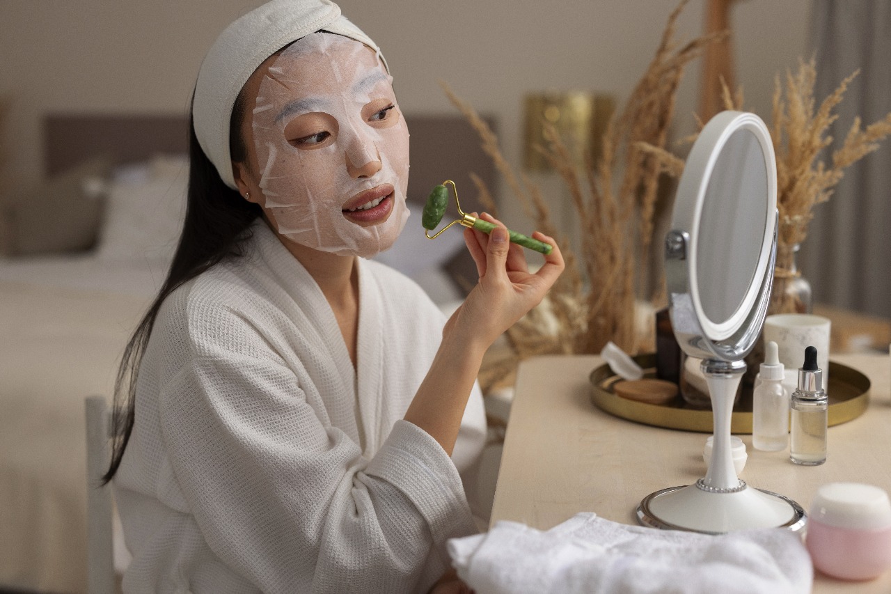 Ilustrasi penggunaan sheet mask
