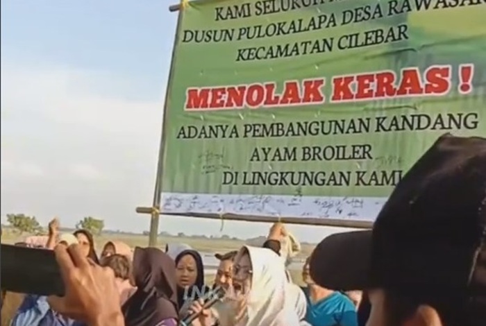 Khawatir dampak lingkungan, warga Pulokalapa tolak pembangunan kendang ayam.