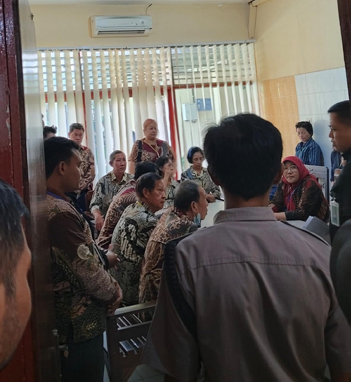 Sidang mediasi gugatan perdata kepengurusan TITD Kwan Sing Bio Tuban yang dihadiri penggugat dan tergugat di ruang khusus Pengadilan Negeri Tuban, Rabu (6/8).