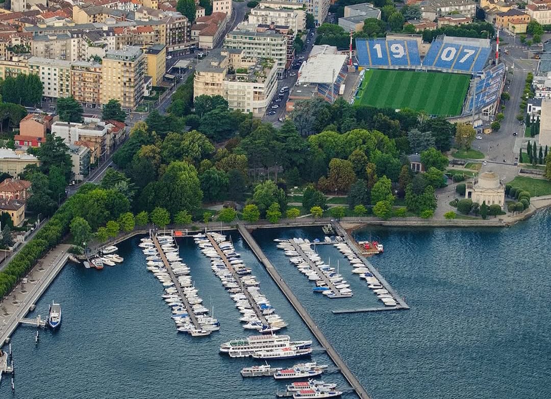 Stadion milik Como 1907 yang berdekatan dengan danau yang indah.