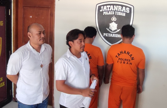 Dua pelaku pencurian disel yang diringkus Satreskrim Polres Tuban, kemarin (6/8).