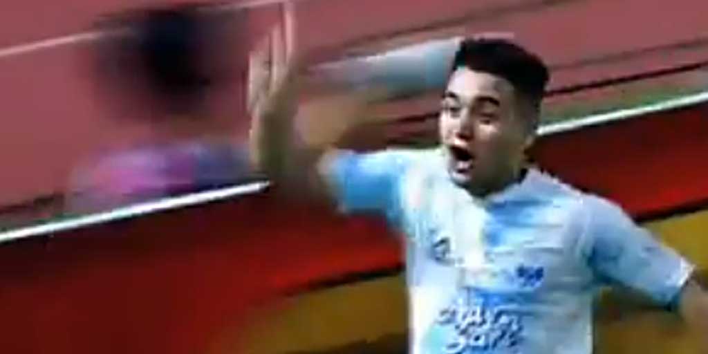 Tangkapan layar Ezequiel Vidal usai mencetak gol ke gawang Persebaya di injury time babak kedua,  menit 90+1&rsquo;.