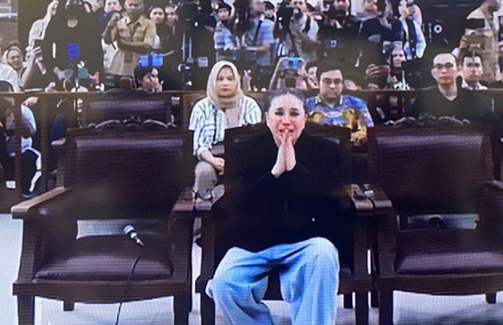 Nikita Mirzani meluapkan amarah di sidang, menuding jaksa tidak netral, dan menangis saat sidang ditunda demi kesehatan.