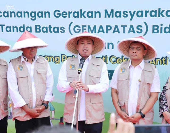 Menteri ATR Nusron Wahid minta warga pasang patok untuk memperjelas batas kepemilikan.