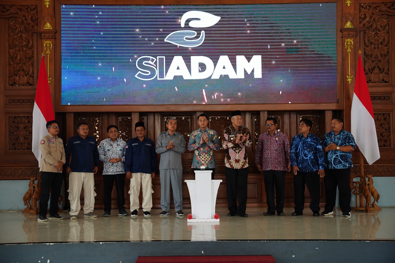 Bupati Aditya Halindra Faridzky me-launching aplikasi Si Adam didampingi Wakil Bupati Joko Sarwono, Kepala Dinsos P3A PMD Sugeng Purnomo, dan koordinator pilar sosial.