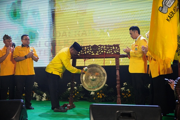 Ketua DPD Golkar Jatim Ali Mufthi bersama Ketua DPD Golkar Tuban Aditya Halindra Faridzky memukul gong sebagai tanda dimulai Musda ke XI Rabu (6/8) lalu.
