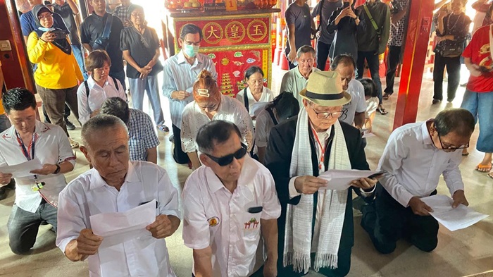 Pengurus dan penilik TITD Kwan Sing Bio Tuban periode 2025-2028 menggelar ikrar di altar kelenteng pada 8 Juni lalu sesaat setelah musyawarah umat.