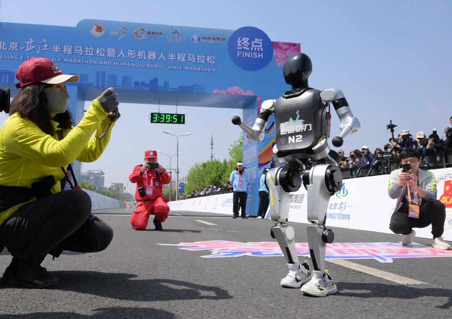 Foto robot humanoid yang tuntaskan lari mataron di Beijing.