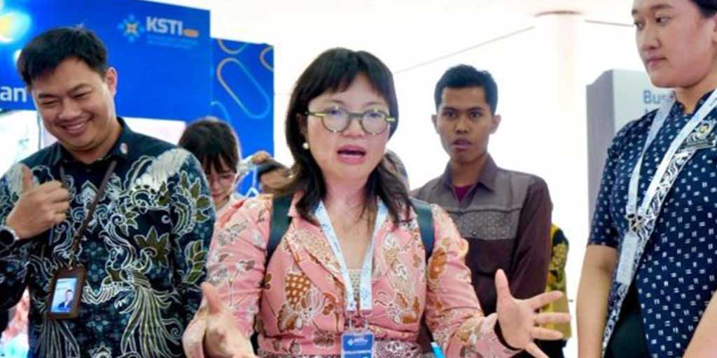 Wamendiktisaintek Stella Christie mengunjungi stan Badan Gizi Nasional pada hari kedua  KSTI 2025 di Institut Teknologi Bandung, Jawa Barat, Jumat (8/8).