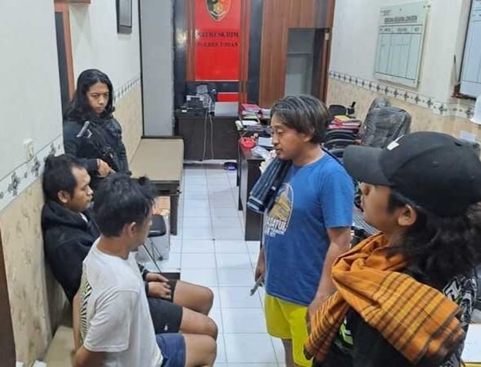 Pelaku penusukan yakni WA dan ID diringkus Satreskrim Polres Tuban usai buron 8 bulan.