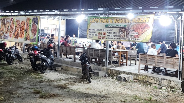 Warung Bang Ucok di jalan lingkar selatan Tuban yang menjual makanan khas Medan. Warung ini banyak dikunjungi warga Medan yang datang dan melintas di Tuban.