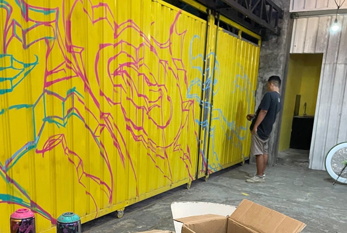 Seniman grafiti yang tergabung dalam TubGraff tengah melakukan live painting seni grafiti dalam Pameran Katalis.