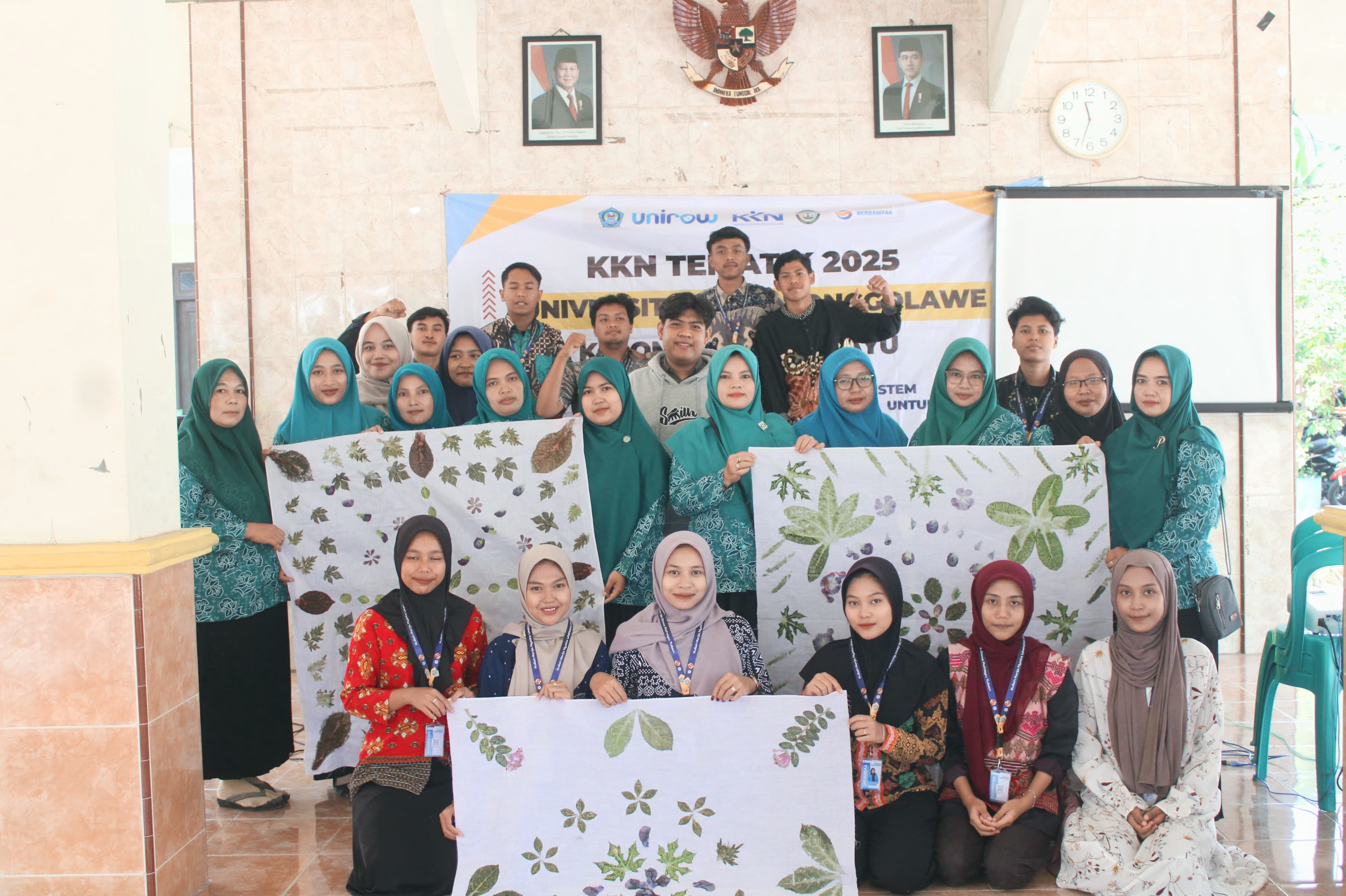 Pelatihan ecoprint dari KKN Unirow untuk ibu PKK Desa Rahayu buka peluang wirausaha berbasis kerajinan kain alami.