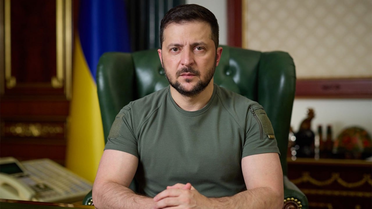 Presiden Ukraina Volodymyr Zelenskyy menegaskan tak akan menyerahkan wilayah negaranya kepada Rusia, meski perundingan damai akan digelar.&nbsp;