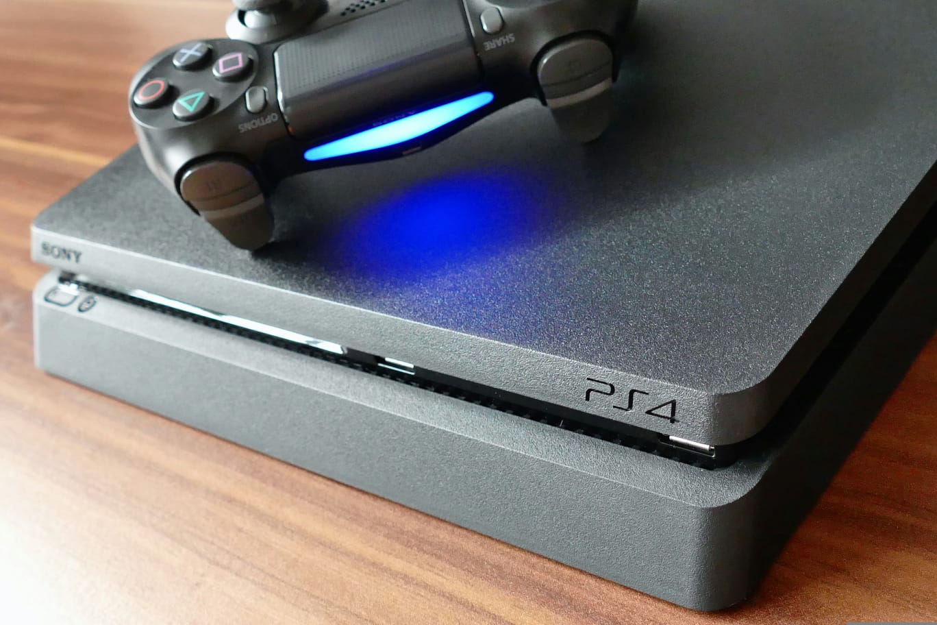 Konsol PlayStation 4 yang dirilis oleh Sony.